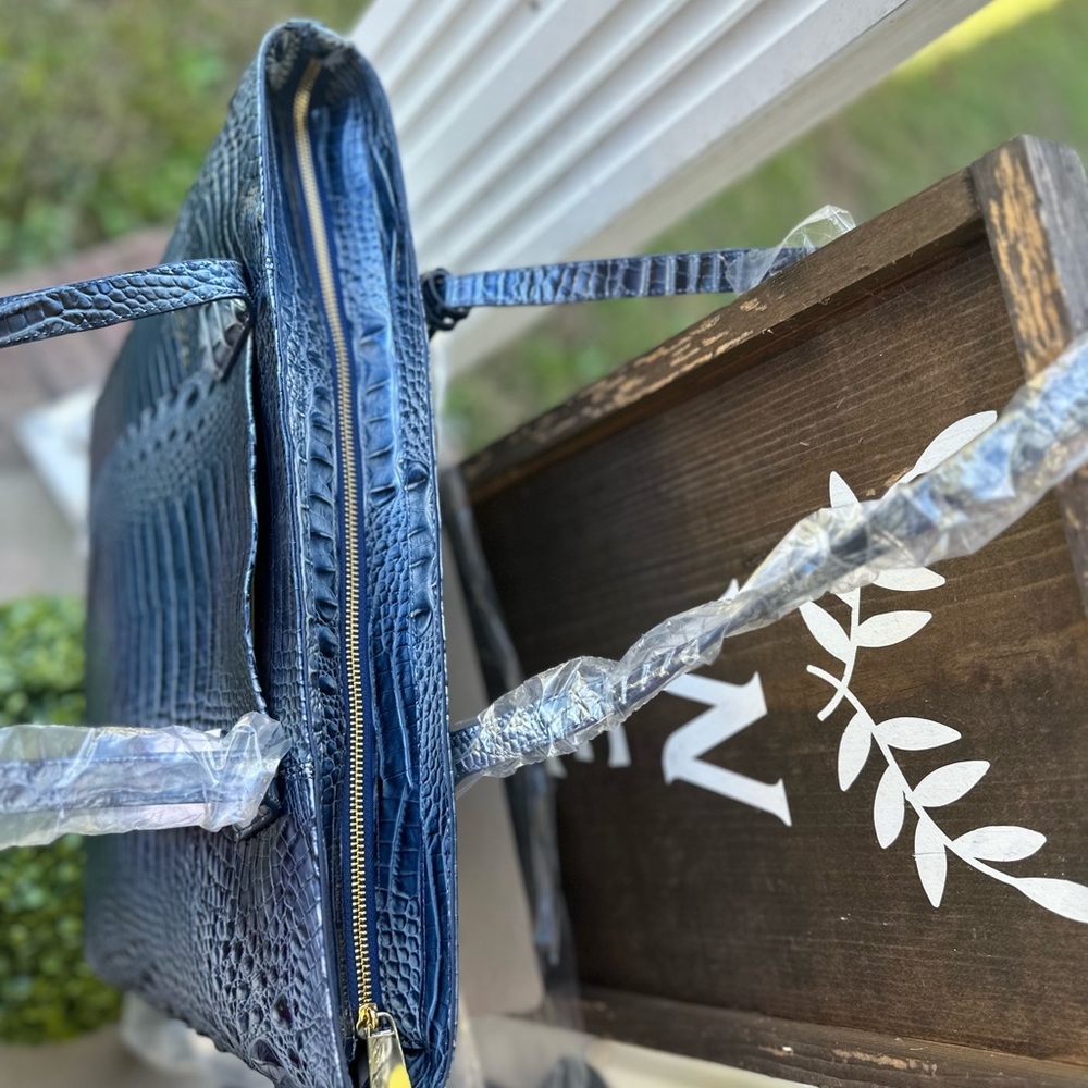 Elegant Blue Crocodile-Embossed Tote Bag - Picture 4 of 6